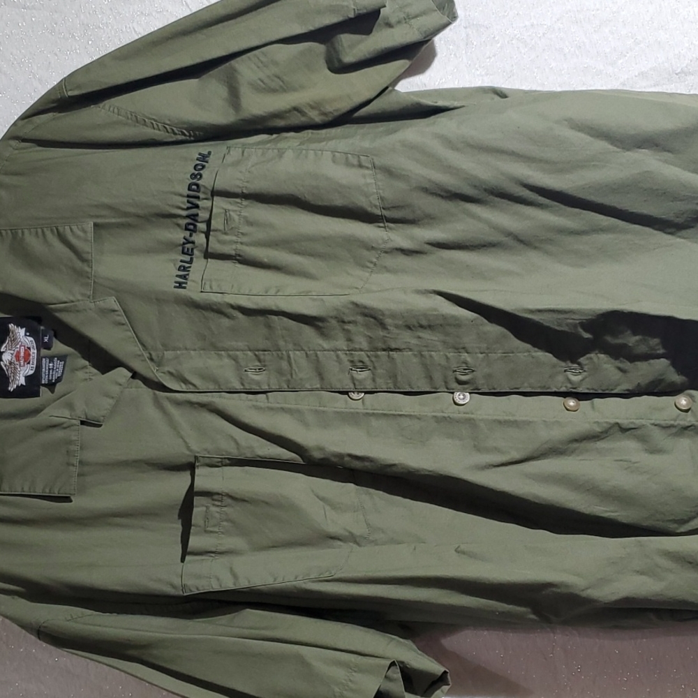 Mens button up Harley Davidson shirt